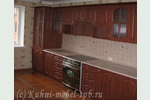 Рядная кухня с фасадами под дерево