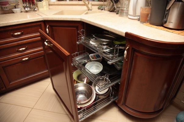 Шкаф для посуды леруа. Угловой ящик для кухни. Кухонный угловой ящик для посуды. Угловой шкаф на кухне. Угловая мойка для посуды.